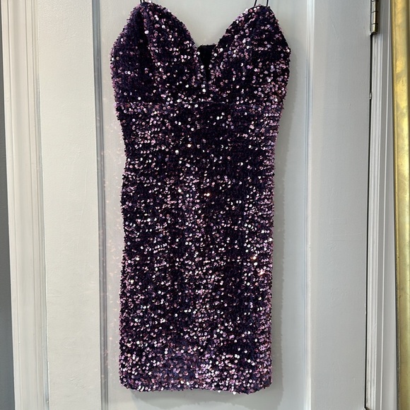 CRYSTAL DOLL
Juniors' Sequined Velvet Bodycon Dress Size Small - Picture 2 of 5